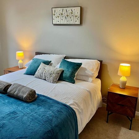 Canada House - Sleeps 6 -3 King Or 6 Single Ideal For Contractors Warrington Exteriér fotografie