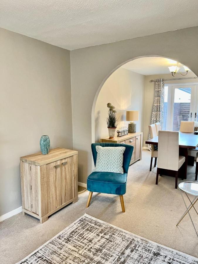 Canada House - Sleeps 6 -3 King Or 6 Single Ideal For Contractors Warrington Exteriér fotografie