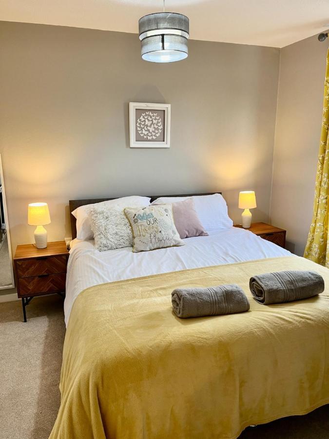Canada House - Sleeps 6 -3 King Or 6 Single Ideal For Contractors Warrington Exteriér fotografie