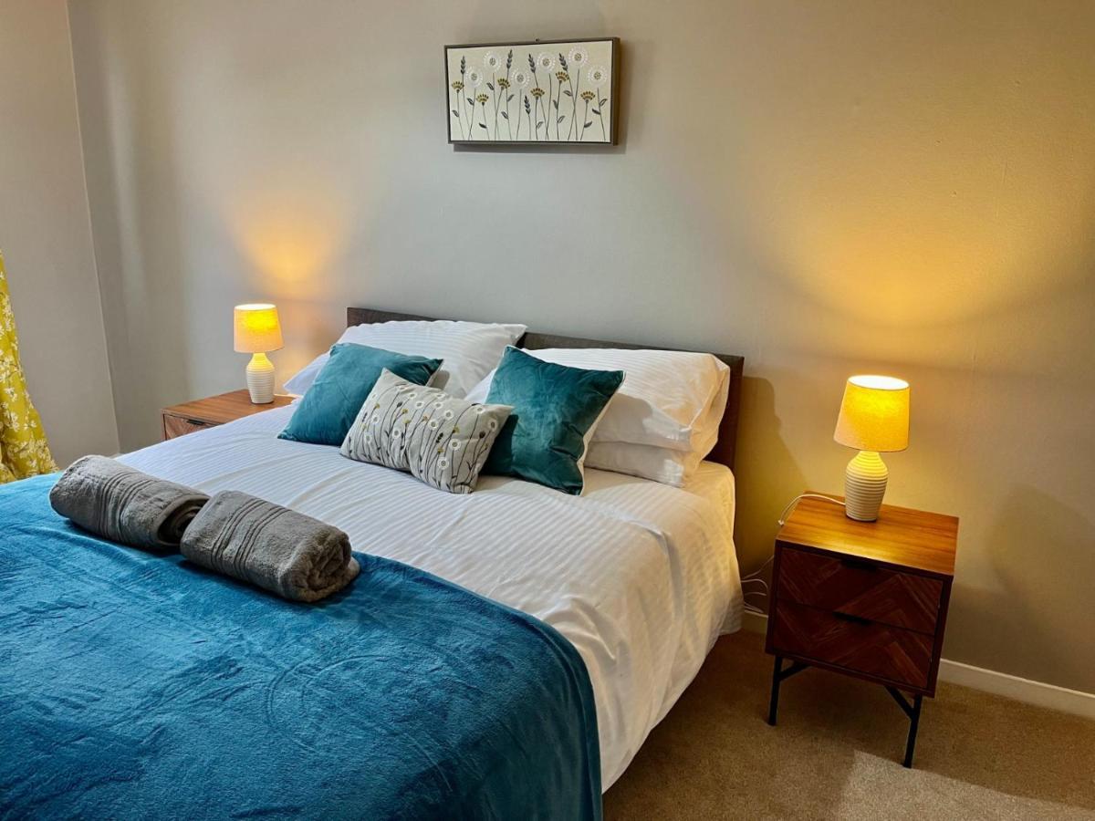 Canada House - Sleeps 6 -3 King Or 6 Single Ideal For Contractors Warrington Exteriér fotografie