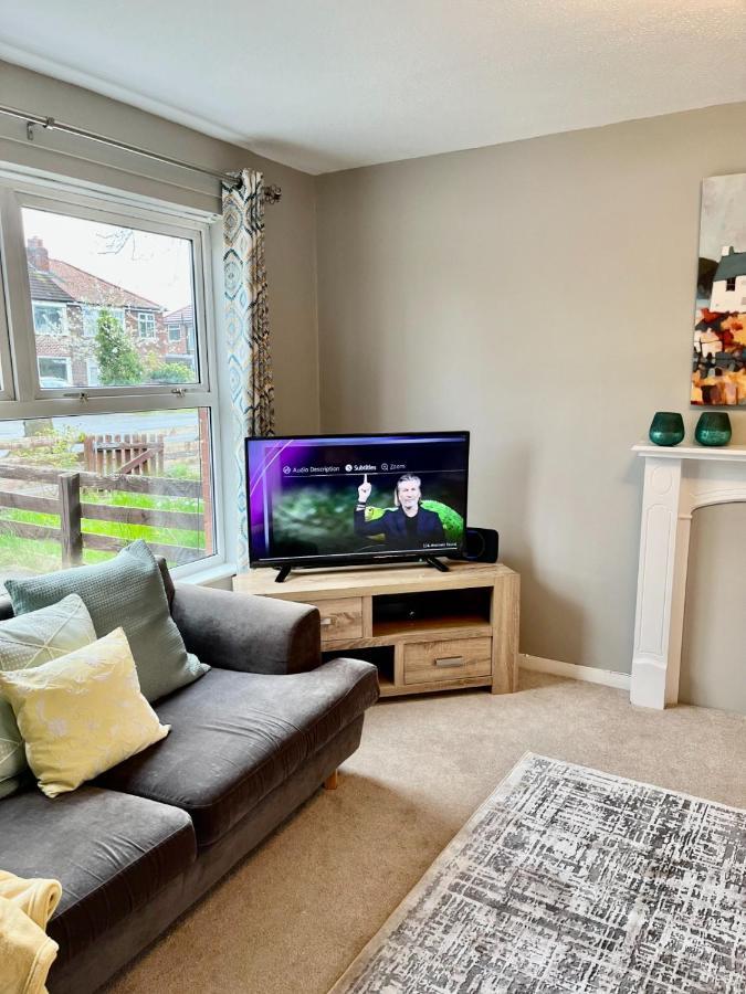 Canada House - Sleeps 6 -3 King Or 6 Single Ideal For Contractors Warrington Exteriér fotografie