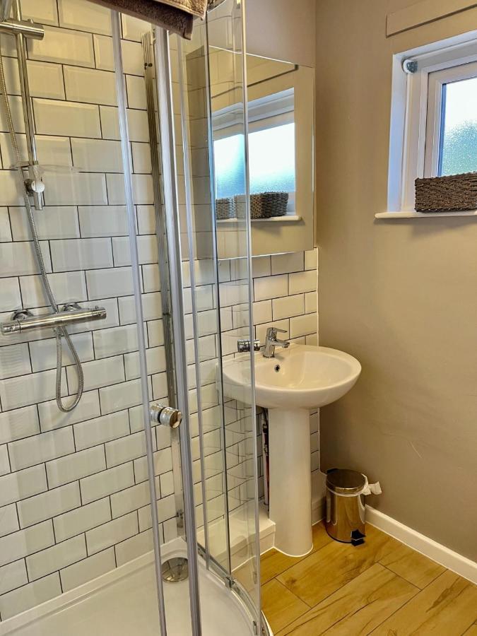 Canada House - Sleeps 6 -3 King Or 6 Single Ideal For Contractors Warrington Exteriér fotografie