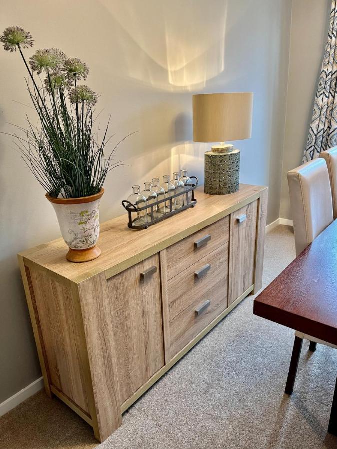 Canada House - Sleeps 6 -3 King Or 6 Single Ideal For Contractors Warrington Exteriér fotografie